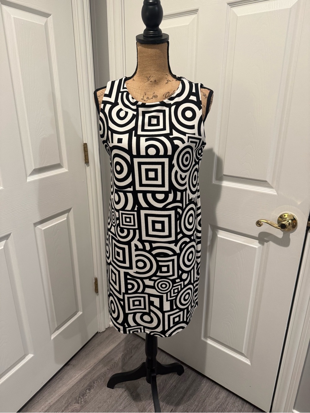 Aryeh Women's Black & White Geometric Sleeveless Shift Dress. Size Large